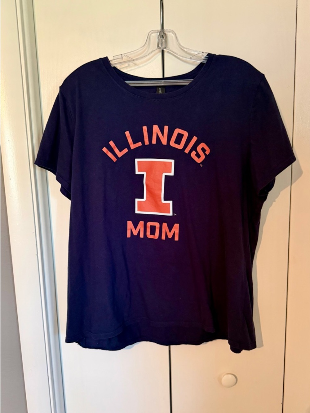 Women’s Illini Navy Blue ‘Illinois Mom’ T-shirt Size XL